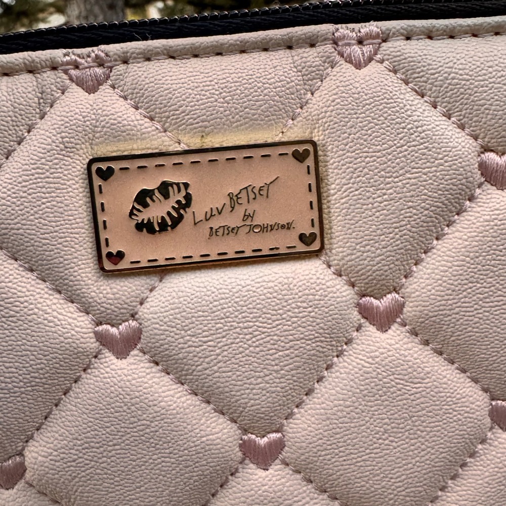 Betsey Johnson Quilted Heart Crossbody Bag‎ Pink Cream Gold Chain Charm - Picture 10 of 11